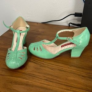 B.A.I.T. Green heels size 6!